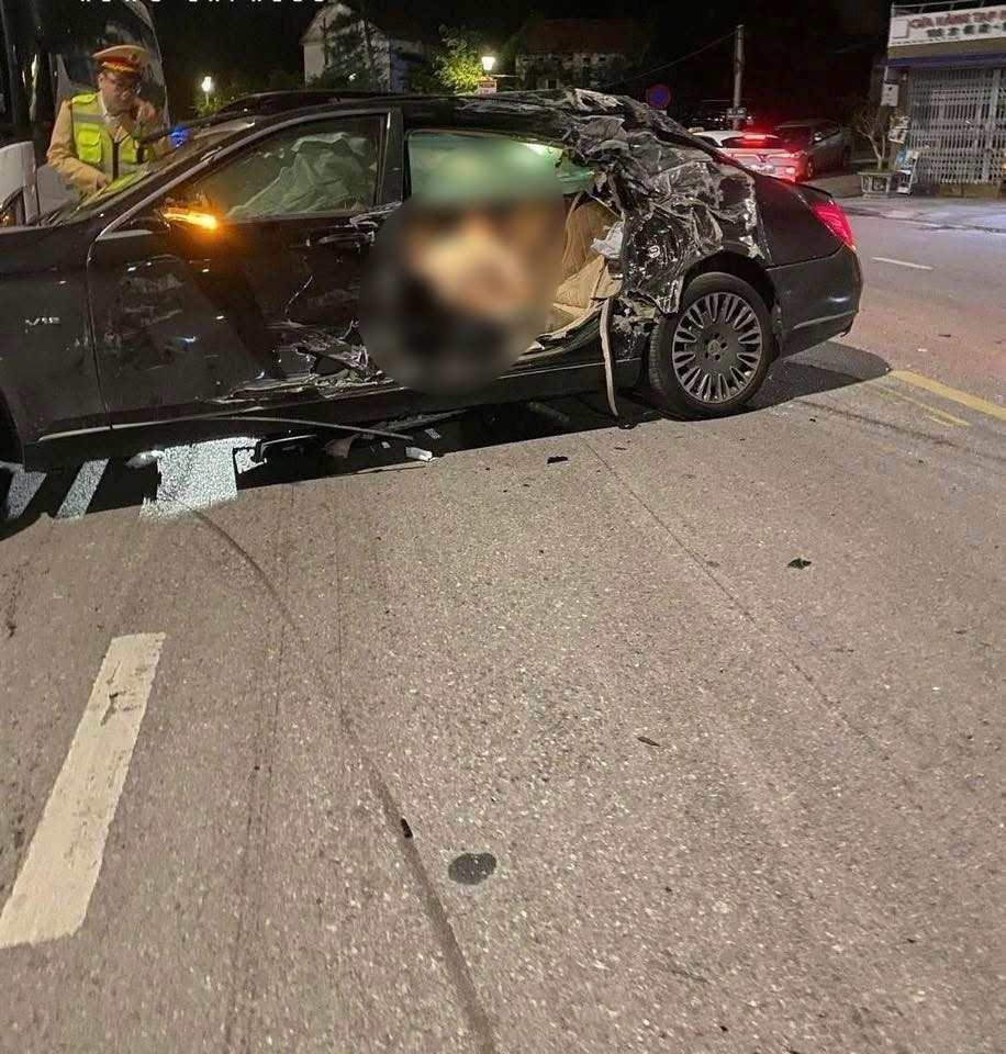 Người trong ô tô nằm bất tỉnh phía sau ghế lái sau vụ va chạm kinh hoàng 