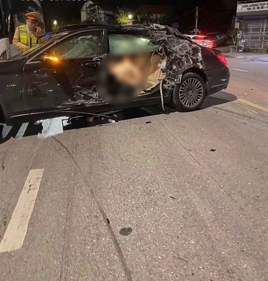 Người trong ô tô nằm bất tỉnh phía sau ghế lái sau vụ va chạm kinh hoàng 