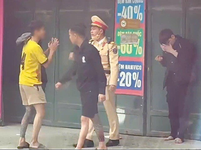 Lực lượng chức năng sau đó đã có mặt và mời tất cả những người liên quan về trụ sở Công an phường để làm việc,