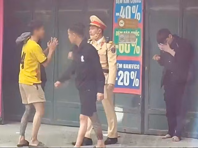 Lực lượng chức năng sau đó đã có mặt và mời tất cả những người liên quan về trụ sở Công an phường để làm việc,