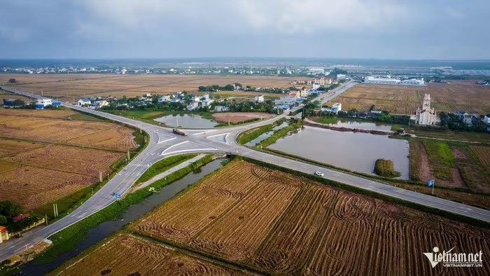 Tuyến đường có nhiều điểm giao cắt với các tỉnh lộ. Trong ảnh là nút giao đường bộ ven biển với ĐT489 đoạn qua xã Giao Hưng (tỉnh Ninh Bình).