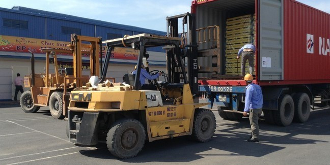 Cước phí vận chuyển hàng hoá nhiều doanh nghiệp tăng vọt khi giá xăng dầu ở mức cao.