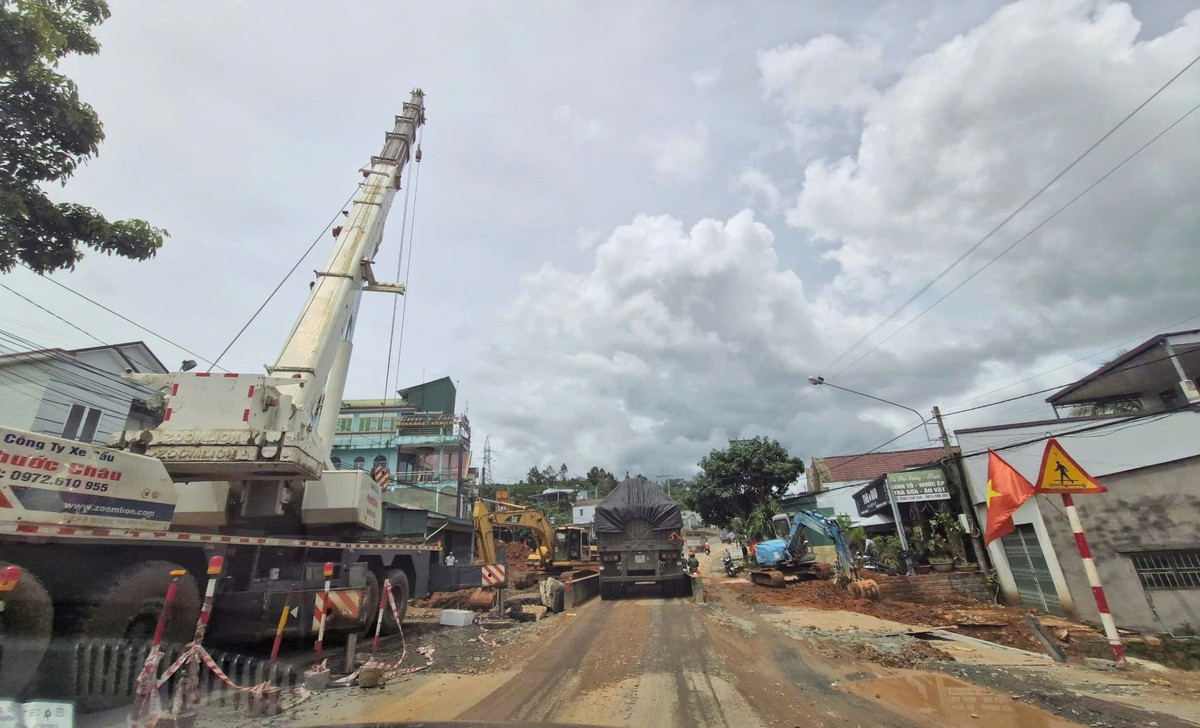 Việc thi công công trình cống ngang trên Quốc lộ 20, đoạn qua ngã ba B&apos;Lao Srê (Phường 3 Bảo Lộc) khiến giao thông bị ùn ứ, ách tắc kéo dài