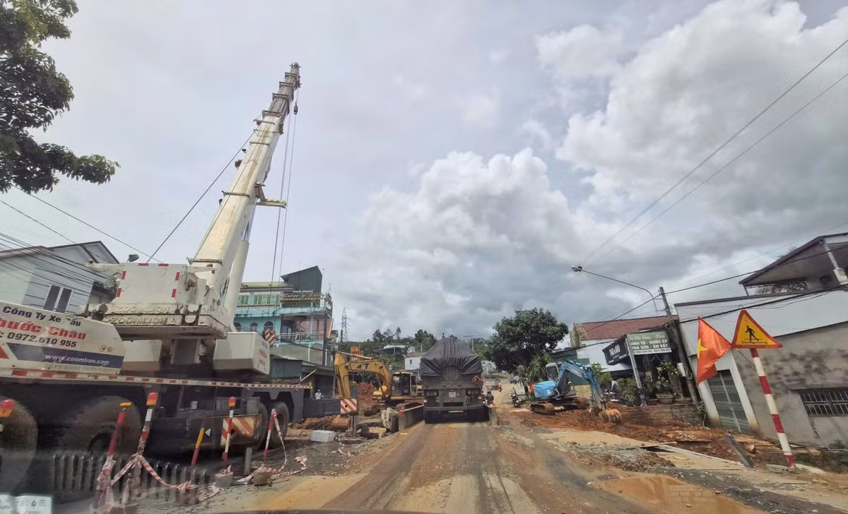 Việc thi công công trình cống ngang trên Quốc lộ 20, đoạn qua ngã ba B'Lao Srê (Phường 3 Bảo Lộc) khiến giao thông bị ùn ứ, ách tắc kéo dài