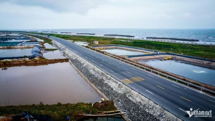 Cùng với tiềm năng sẵn có, hệ thống hạ tầng kinh tế - xã hội khu vực ven biển đang được tỉnh chú trọng đầu tư đồng bộ, với nhiều dự án lớn, trọng điểm đã và đang phát huy hiệu quả như: tuyến đường Nam Định - Lạc Quần - đường bộ ven biển; tuyến đường bộ ven biển nối 3 tỉnh Ninh Bình - Nam Định - Thái Bình (cũ), cùng các tuyến giao thông liên kết vùng.