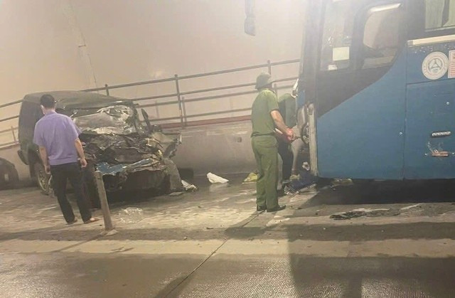 Lực lượng chức năng có mặt tại hiện trường để xử lý và điều tiết lưu thông.