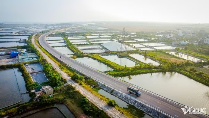 Dự án xây dựng tuyến đường bộ ven biển đoạn qua tỉnh Ninh Bình có chiều dài gần 69km (trong đó đi qua tỉnh Nam Định (cũ) 65,58km và qua tỉnh Ninh Bình (cũ) 3,25km), với tổng mức đầu tư hơn 3.300 tỷ đồng. Đây là một phần trong tuyến đường bộ ven biển dài 550km đi qua 5 tỉnh, thành: Quảng Ninh, Hải Phòng, Hưng Yên, Ninh Bình, Thanh Hóa.