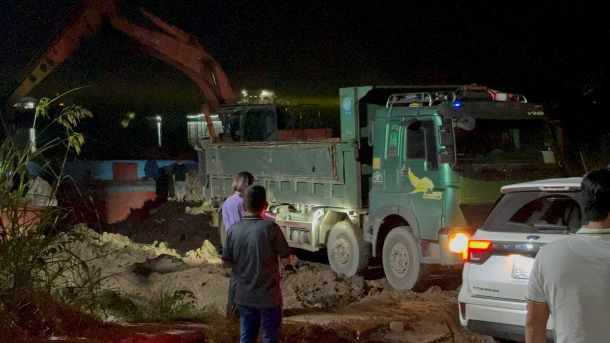 Lực lượng chức năng bắt quả tang đối tượng đổ trộm phế thải