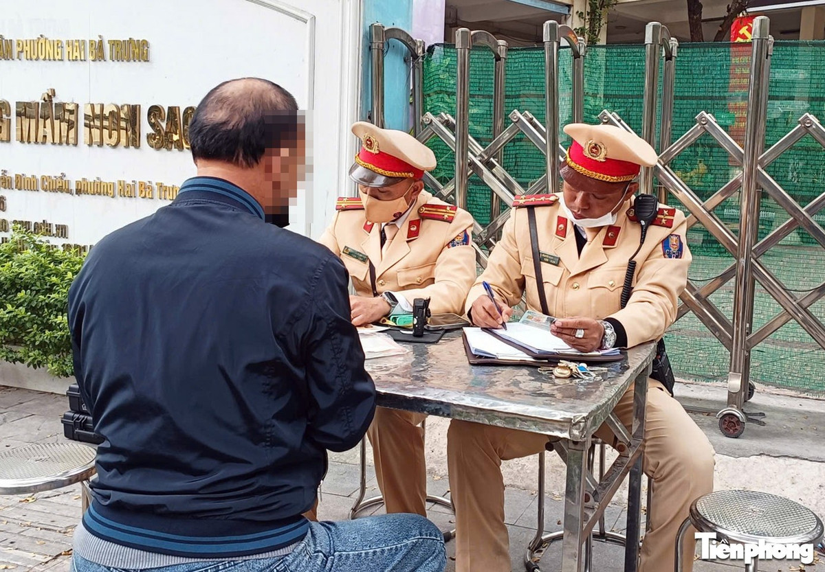 Tài xế vi phạm nồng độ cồn bị lập biên bản, tạm giữ phương tiện.