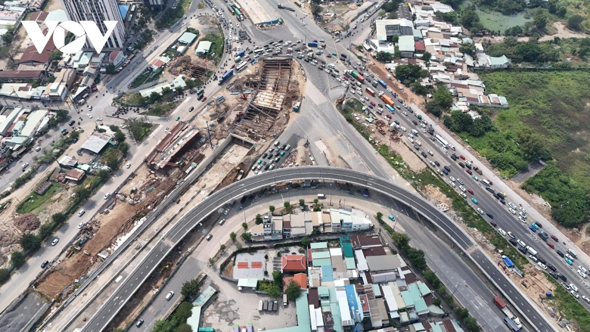 Sáng 1/1/2026, ngày đầu tiên nhánh cầu vượt N2 thuộc dự án nút giao An Phú chính thức đi vào khai thác, không khí giao thông tại cửa ngõ phía Đông TP.HCM lại diễn ra trái ngược với kỳ vọng.