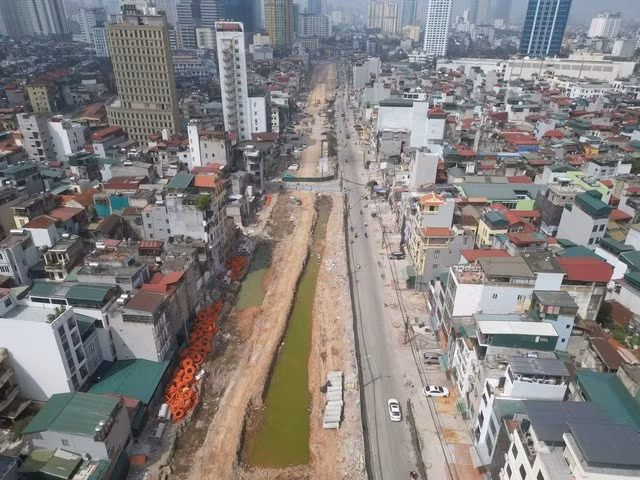 Lãnh đạo Ban Quản lý dự án đầu tư xây dựng công trình dân dụng Hà Nội cho biết, theo biện pháp thi công, thời gian kéo dài hơn nhưng tất cả đơn vị phấn đấu trong năm 2026 sẽ phải hoàn thành.