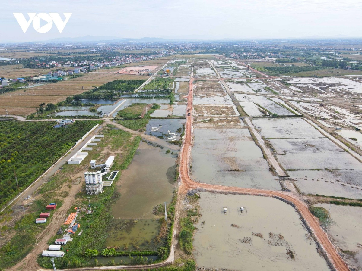 Sân bay Quốc tế Gia Bình thuộc địa bàn các xã Gia Bình, Lương Tài, Nhân Thắng cũ và Lâm Thao cũ của tỉnh Bắc Ninh, với diện tích lên tới khoảng 1.884,93 ha. Sân bay này nằm cách trung tâm Hà Nội khoảng 40km và giữ vị trí kết nối chiến lược trong mạng lưới hạ tầng giao thông vùng.