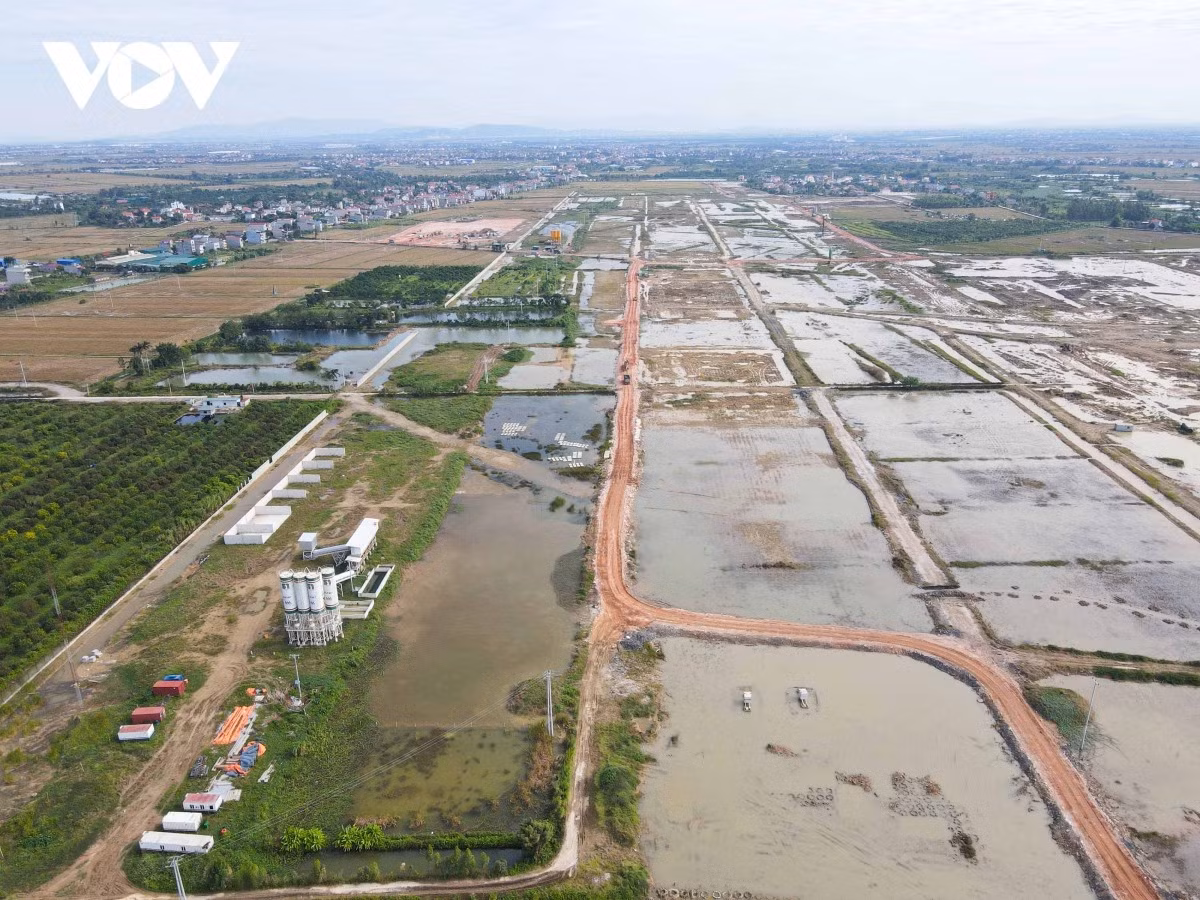 Sân bay Quốc tế Gia Bình thuộc địa bàn các xã Gia Bình, Lương Tài, Nhân Thắng cũ và Lâm Thao cũ của tỉnh Bắc Ninh, với diện tích lên tới khoảng 1.884,93 ha. Sân bay này nằm cách trung tâm Hà Nội khoảng 40km và giữ vị trí kết nối chiến lược trong mạng lưới hạ tầng giao thông vùng.