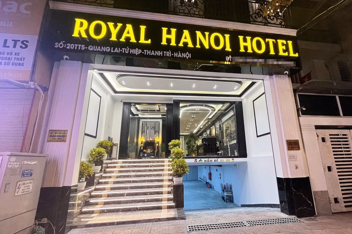 Khách sạn "Royal Hanoi Hotel" bị nhiều người tấn công vì nhầm với khách sạn ở Hàng Cháo.