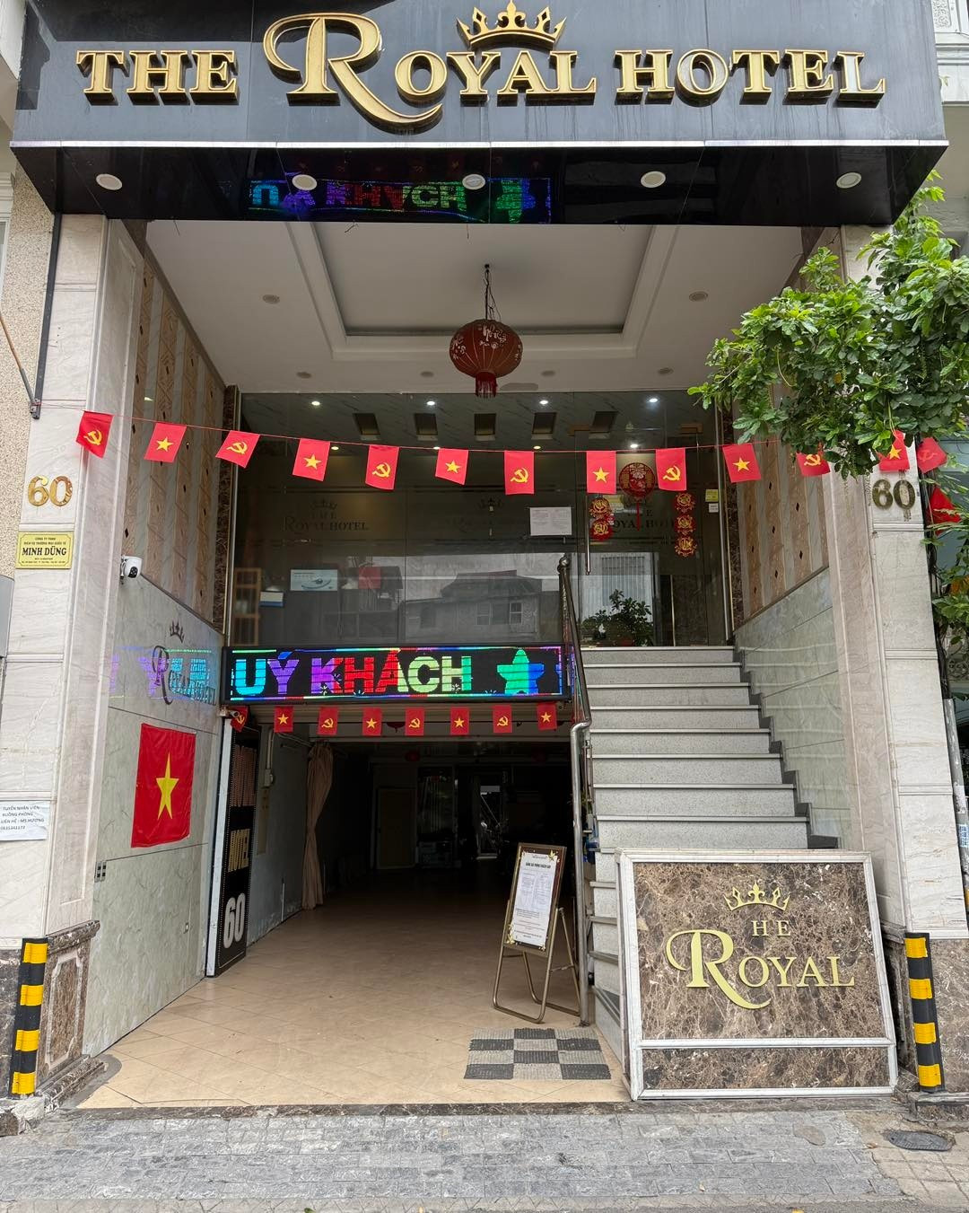Khách sạn &quot;The Royal Hotel&quot; ở Nghi Tàm, phường Tây Hồ bị giảm hạng đánh giá trên Google vì vụ việc.