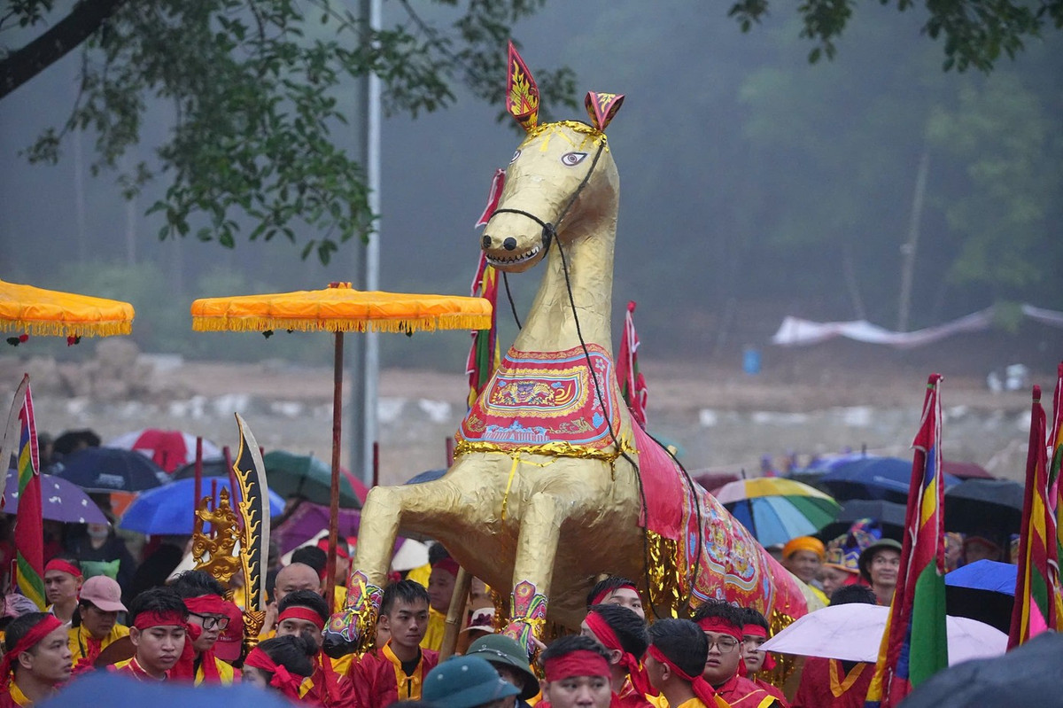 Hội Gióng 2026 tán lộc theo sự phân luồng, hạn chế việc tranh cướp lộc. Ảnh: Duy Phạm