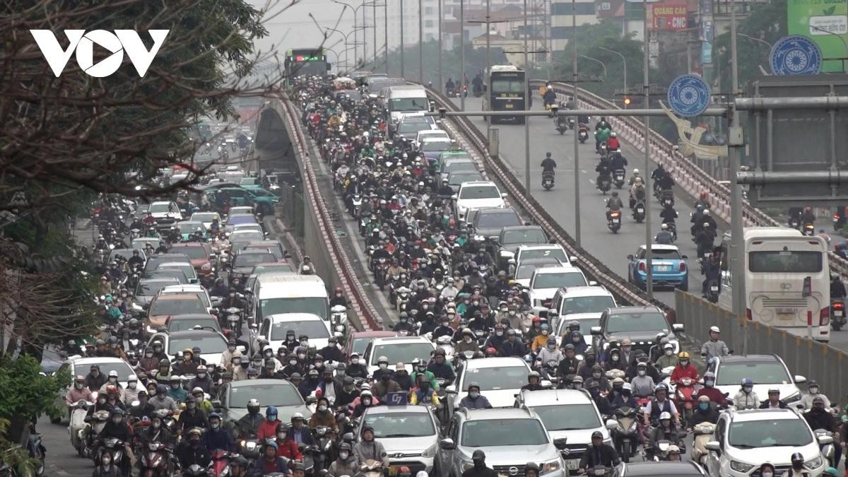 Ngày đầu trở lại làm việc sau kỳ nghỉ, người dân được khuyến cáo chủ động thời gian di chuyển, theo dõi tình hình giao thông và tuân thủ quy định an toàn để hạn chế va chạm, ùn ứ.