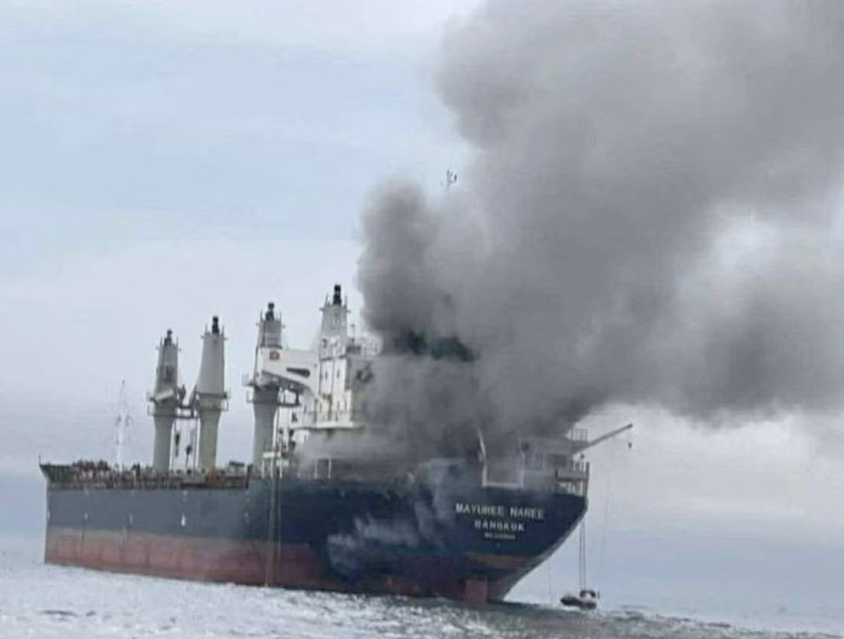 Tàu Thái Lan bị tấn công khi đi qua eo biển Hormuz ngày 11/3. (Ảnh: Reuters)