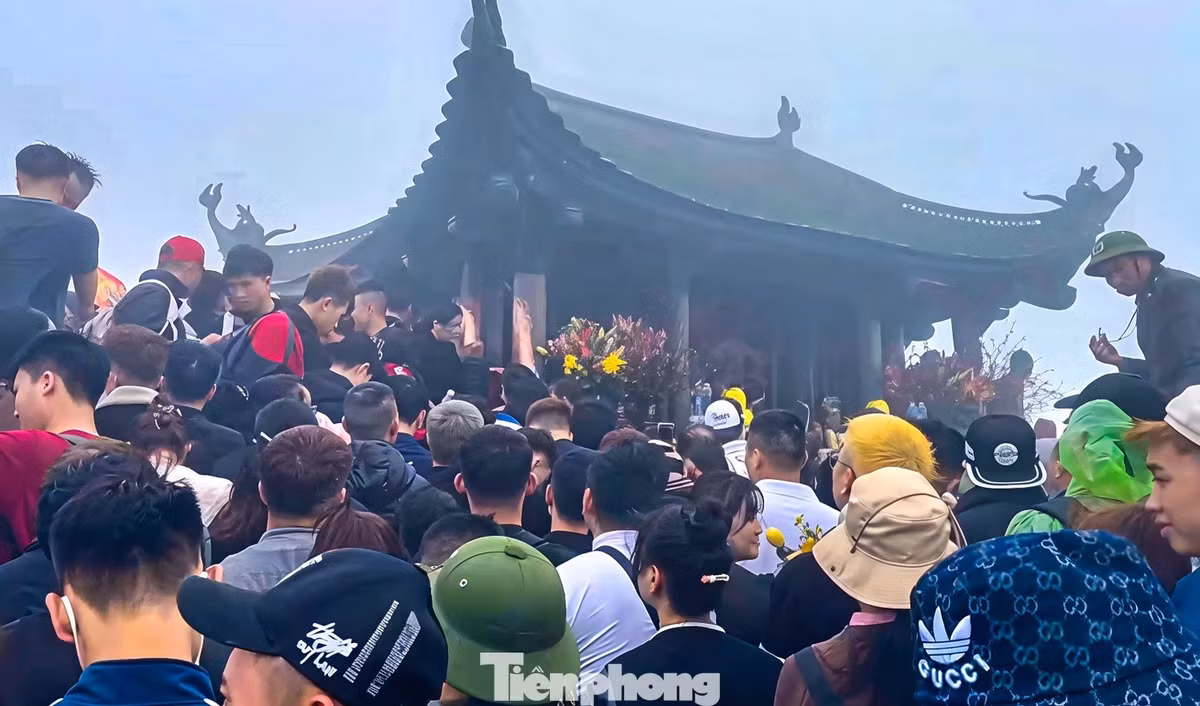 Chen chân tại chùa Đồng Yên Tử. Ảnh: Quốc Nam