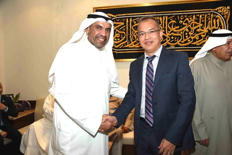 Đại sứ Việt Nam tại Kuwait Nguyễn Đức Thắng và Bộ trưởng Ngoại giao Kuwait. (Ảnh: Đại sứ quán Việt Nam tại Kuwait)