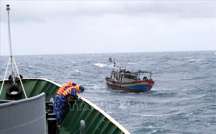 Trên biển có gió mạnh và sóng lớn. Ảnh: TTXVN