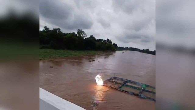 Người đàn ông đã bị những tia lửa điện nuốt chửng, rơi xuống sông và mất tích.