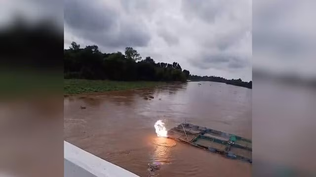 Người đàn ông đã bị những tia lửa điện nuốt chửng, rơi xuống sông và mất tích.