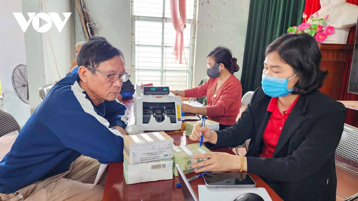 Trong ảnh người dân được nhận tiền đề bù hỗ trợ giải phóng mặt bằng của dự án sân bay Gia Bình.