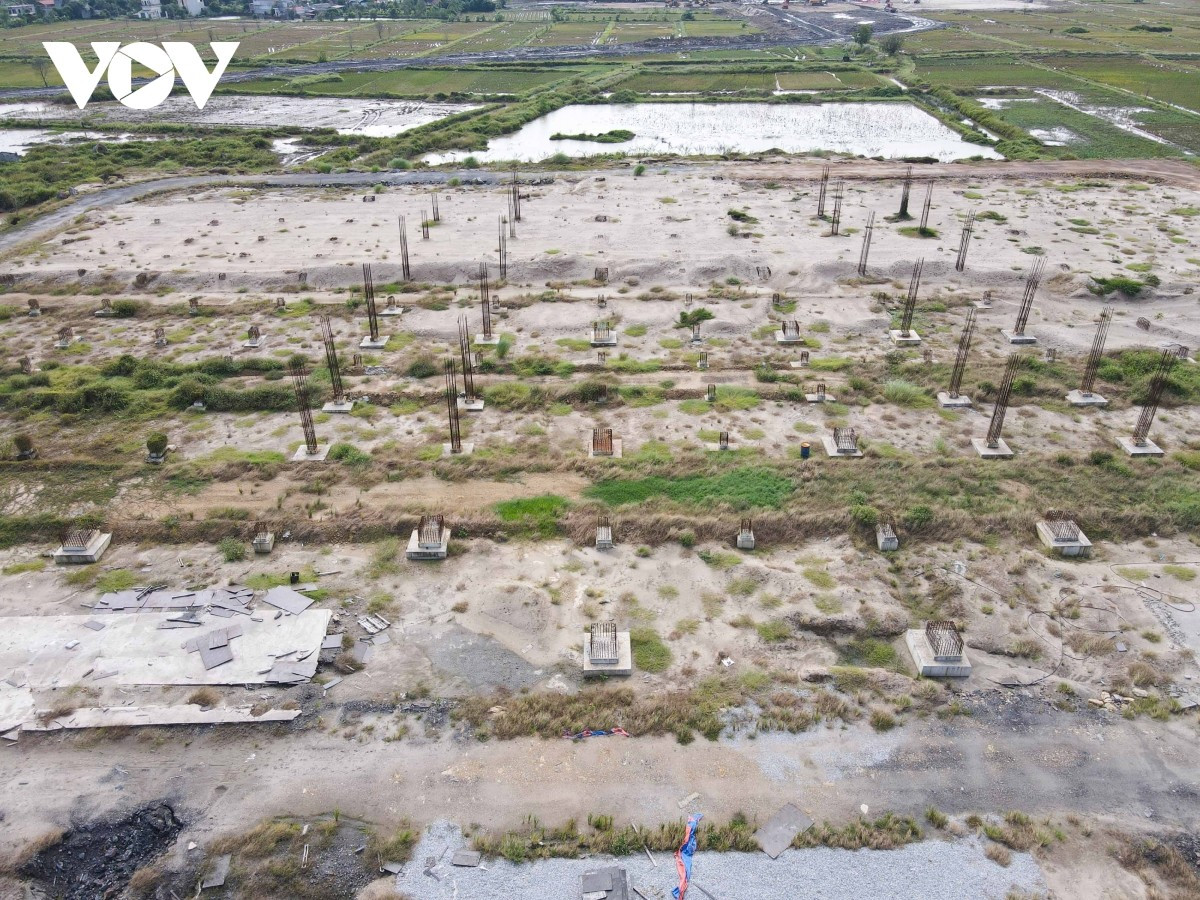 Mục tiêu quy hoạch thời kỳ 2021-2030 là cấp sân bay 4E (theo mã tiêu chuẩn của Tổ chức Hàng không dân dụng quốc tế - ICAO) có công suất khoảng 30 triệu hành khách/năm và 1,6 triệu tấn hàng hóa/năm; khai thác loại tàu bay B777, B787, A350, A321 và các tàu bay chuyên cơ, chuyên dùng khác.