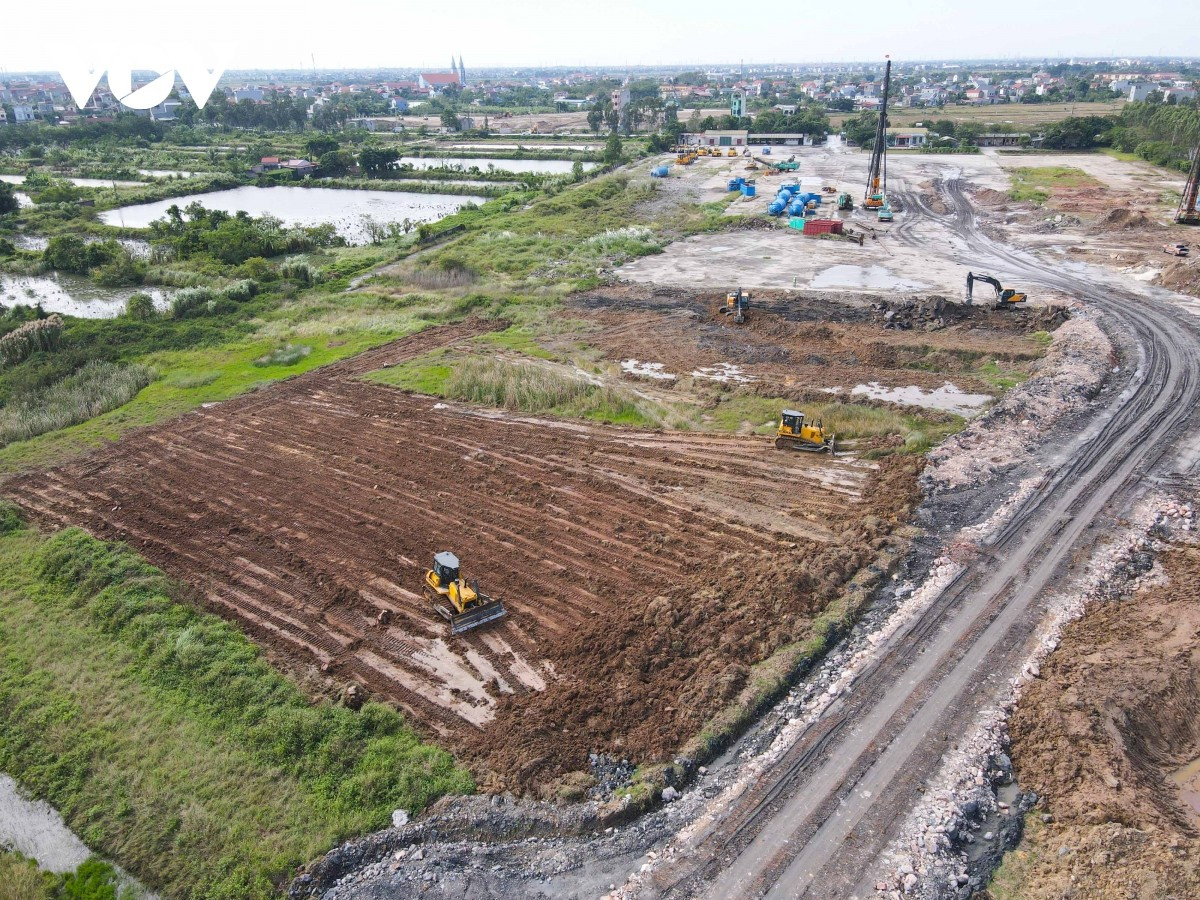 Dự án sân bay Gia Bình (Bắc Ninh) được quy hoạch là sân bay quốc tế “song dụng” dân sự - quốc phòng, quy mô khoảng 1.960 ha với hai đường băng 3.500 - 4.000 m, công suất 30 triệu khách vào năm 2030 và hướng tới 50 triệu khách vào năm 2050.