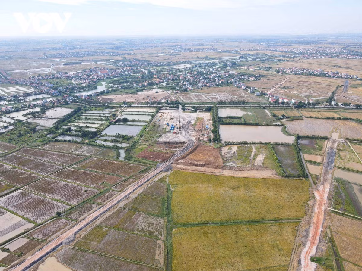 Trong số này, diện tích đất nông nghiệp đã được xác định rõ nguồn gốc sử dụng là 818ha. Phần diện tích còn lại, khoảng 445,79ha, hiện vẫn đang được các cơ quan chức năng tiếp tục thu thập hồ sơ, rà soát, kiểm kê và hoàn thiện thủ tục xác minh nguồn gốc đất theo quy định.