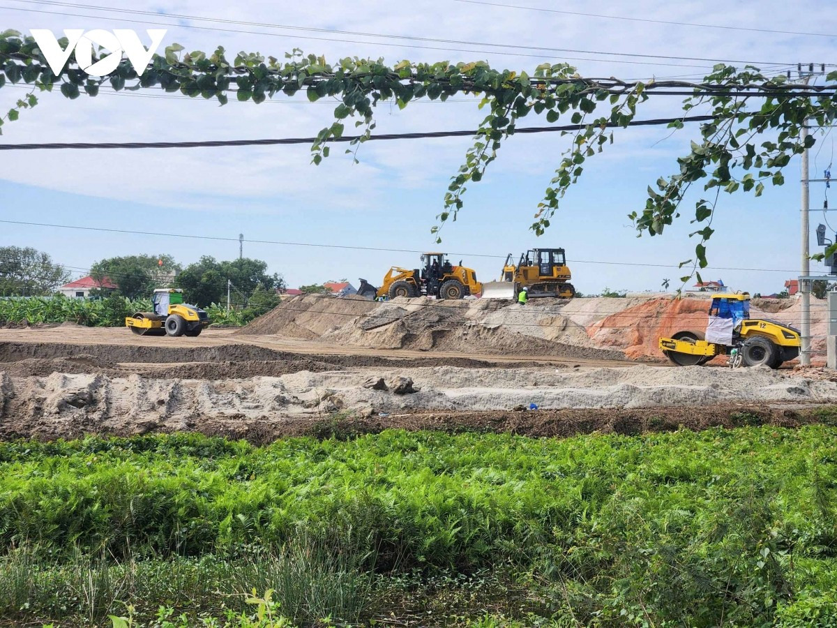 Theo ghi nhận của phóng viên Báo Điện tử Tiếng nói Việt Nam, hiện công trình đã bắt đầu được san lấp, xây dựng hạ tầng kỹ thuật giai đoạn đầu để thi công. Trên công trường máy móc, thiết bị đang hoạt động liên tục những ngày qua để thi công mặt bằng.