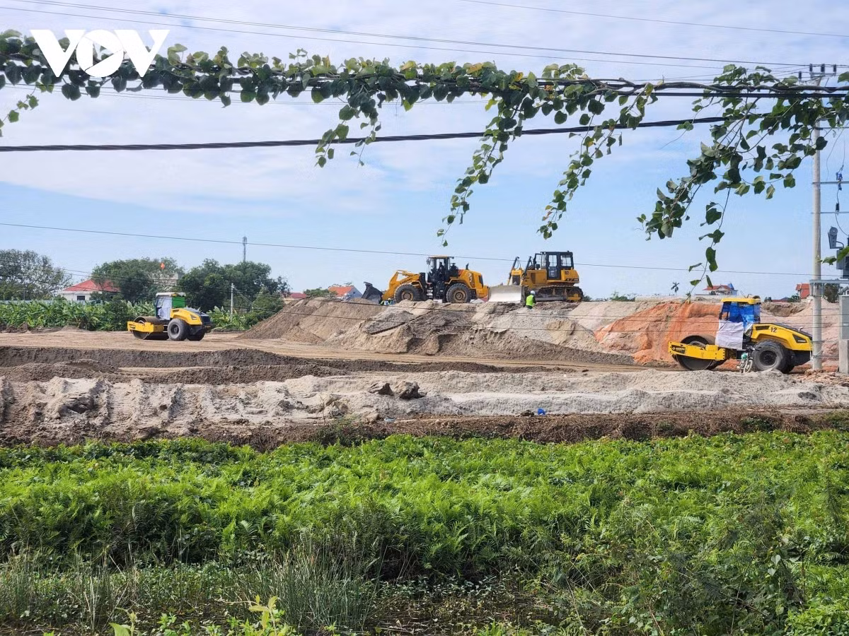 Theo ghi nhận của phóng viên Báo Điện tử Tiếng nói Việt Nam, hiện công trình đã bắt đầu được san lấp, xây dựng hạ tầng kỹ thuật giai đoạn đầu để thi công. Trên công trường máy móc, thiết bị đang hoạt động liên tục những ngày qua để thi công mặt bằng.