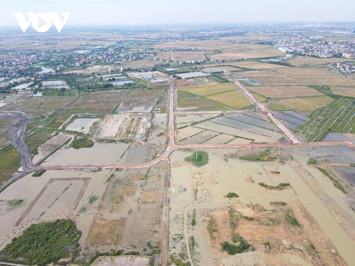 Theo báo cáo mới nhất ngày 22/12 của Trung tâm Phát triển Quỹ đất tỉnh Bắc Ninh, đối với dự án Cảng hàng không quốc tế Gia Bình, công tác bồi thường, GPMB đất nông nghiệp đã đạt nhiều kết quả quan trọng. Đến nay, đơn vị đã thực hiện chi trả khoảng 2.704,6 tỷ đồng tiền bồi thường cho gần 5.000 lượt hộ dân, tương ứng với diện tích khoảng 598ha.