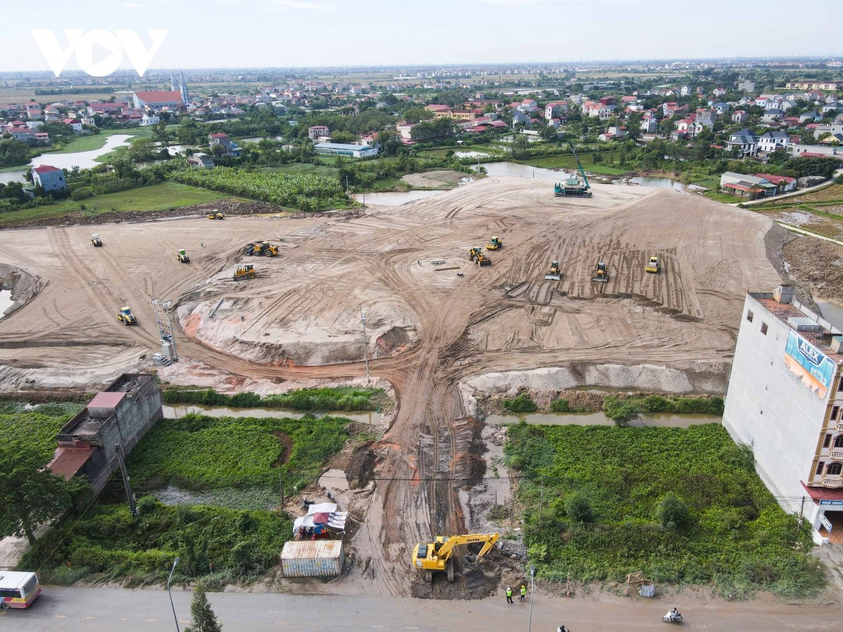 Khi triển khai dự án dự kiến kết nối bằng cao tốc và đường sắt đô thị, trở thành cửa ngõ hàng không mới của miền Bắc, bên cạnh sân bay Nội Bài. Tổng mức đầu tư khoảng 196.000 tỷ đồng (tương đương 7,5 tỷ USD), trong đó vốn giai đoạn 2021-2030 khoảng 161.600 tỷ đồng; dự án triển khai theo mô hình kết hợp vốn nhà nước và PPP.