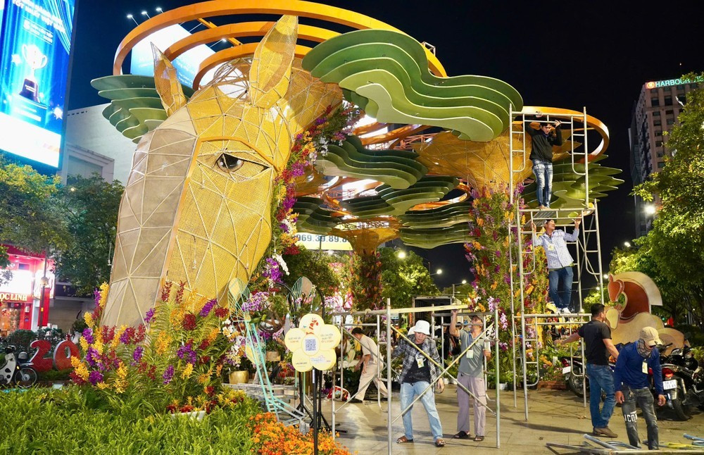 Đúng 21 giờ, đường hoa Nguyễn Huệ tạm ngưng phục vụ và tiến hành dọn dẹp, trả lại mặt như trước. Hàng chục công nhân tất bật tháo dỡ linh vật ngựa tại đại cảnh "Nhất Mã Thong Dong".