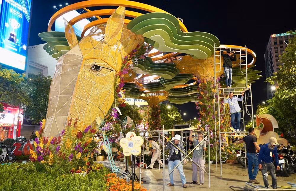 Đúng 21 giờ, đường hoa Nguyễn Huệ tạm ngưng phục vụ và tiến hành dọn dẹp, trả lại mặt như trước. Hàng chục công nhân tất bật tháo dỡ linh vật ngựa tại đại cảnh "Nhất Mã Thong Dong".