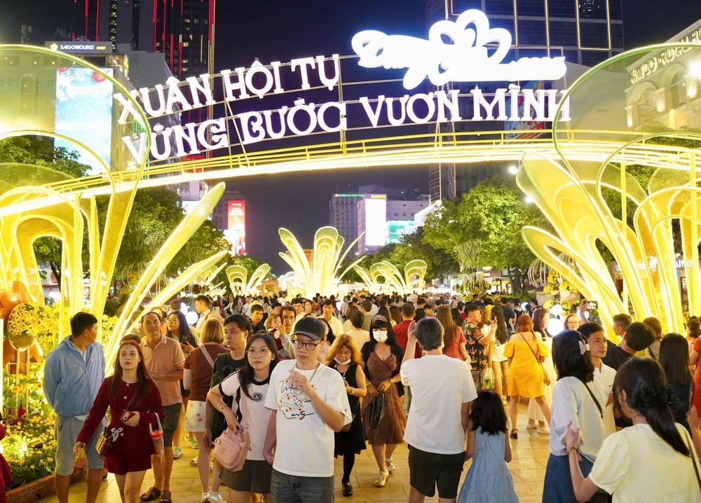 Sau 8 ngày liên tiếp mở cửa (từ ngày 15 đến 22/2), đường hoa Nguyễn Huệ Tết Bính Ngọ 2026 đón hơn 1,8 triệu lượt khách và du xuân.