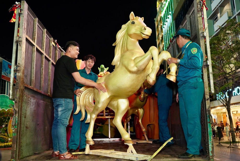 Linh vật ngựa nhỏ, tiểu cảnh được các di dời về phục vụ trang trí cảnh quan tại các phường, xã.
