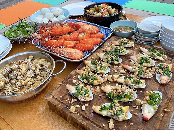 “Ngọc nữ” Hà Tăng trổ tài nấu loạt món ngon đãi tiệc gia đình