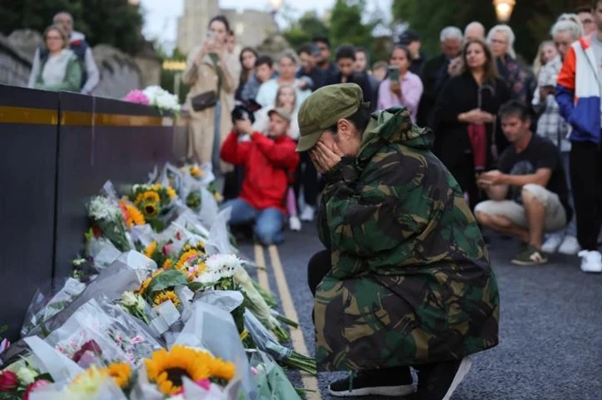 Người dân Anh đau buồn đội mưa tưởng nhớ Nữ hoàng Elizabeth II