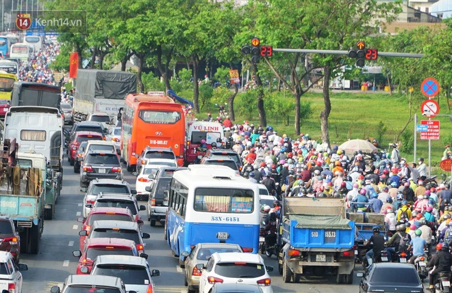 Hàng ngàn người về quê và du lịch dịp 30/4, Sài Gòn kẹt xe nghiêm trọng các cửa ngõ