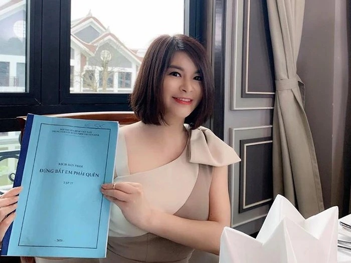 Tiểu tam U50 phim “Đừng bắt em phải quên” ngoài đời chuộng thời trang trẻ trung