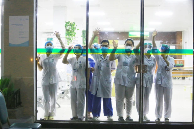 Những hình ảnh xúc động về các y bác sĩ trong Bệnh viện Bạch Mai chống COVID-19