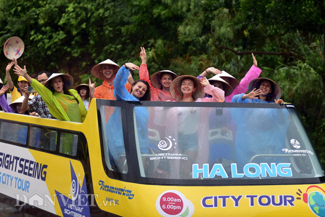 Những vị khách đầu tiên tỏ ra hào hứng khi được trải nghiệm Hạ Long bằng xe buýt 2 tầng. Chiếc xe mở mui cho phép du khách thoải mái ngắm cảnh và chụp ảnh.