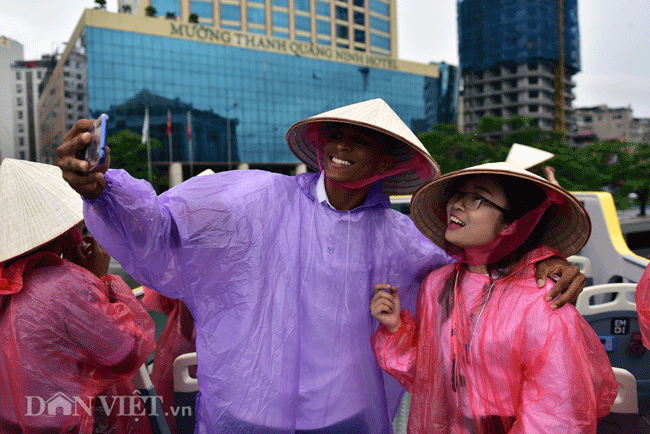 Mặc dù sáng nay trời mưa nhưng những vị khác nước ngoài lại có trải nghiệm đặc biệt, vừa ngắm thành phố Hạ Long dưới mưa vừa được đội nón lá truyền thống của Việt Nam.