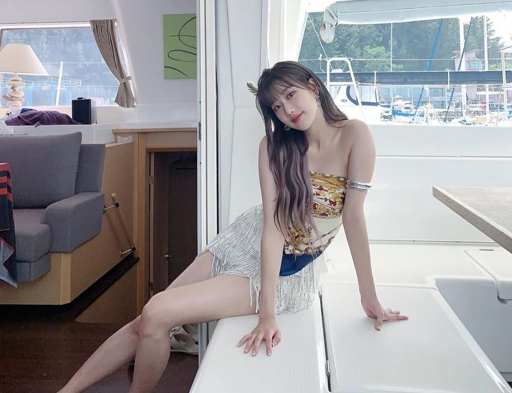 Nữ thần tượng xinh đẹp nhất Hàn Quốc ăn mặc gợi cảm, thời thượng