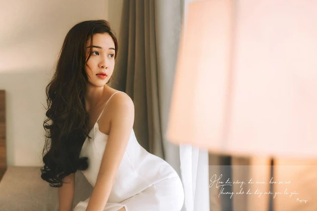 Cách ăn mặc gợi cảm “hút hồn” của nữ MC VTV tròn 19 tuổi