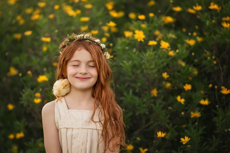 Bộ ảnh bé gái và động vật đáng yêu “lay động” người xem