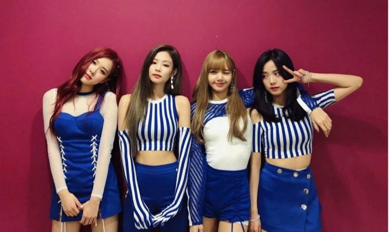 Thời trang biểu diễn sexy, chăm khoe eo thon của nhóm Black Pink